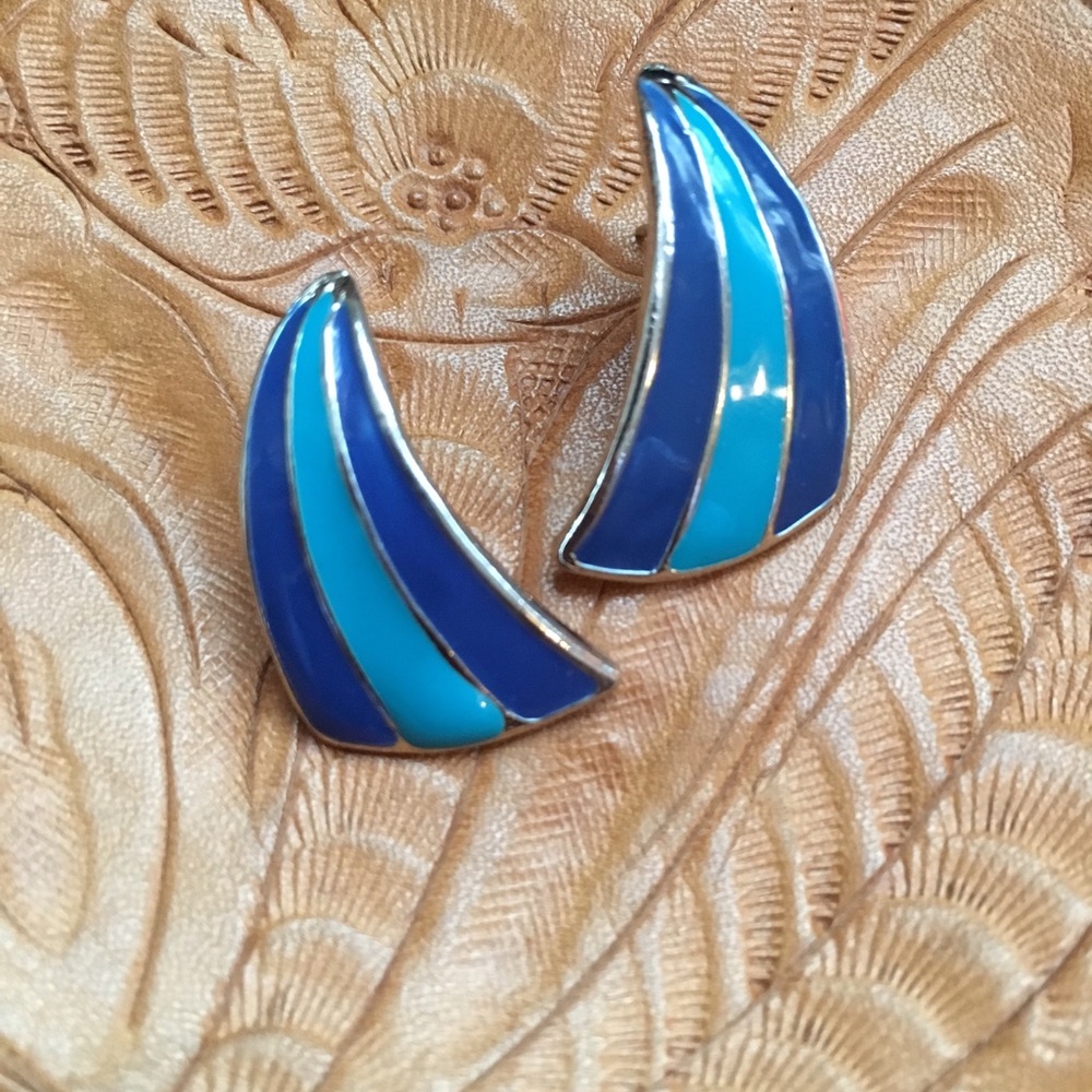 Silver & two-toned blue enamel stud earrings ⛵️